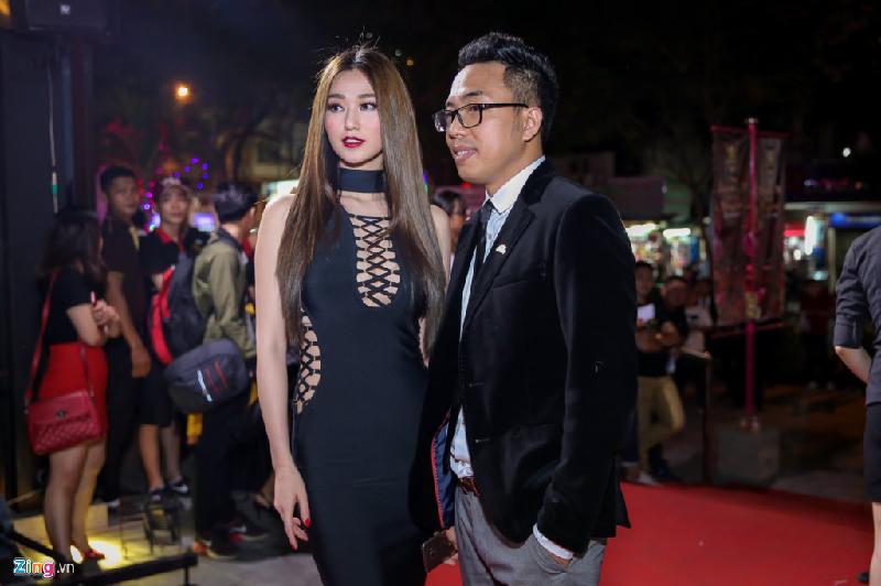 Cô tạo dáng bên nhạc sĩ Nguyễn Hồng Thuận tại sự kiện.