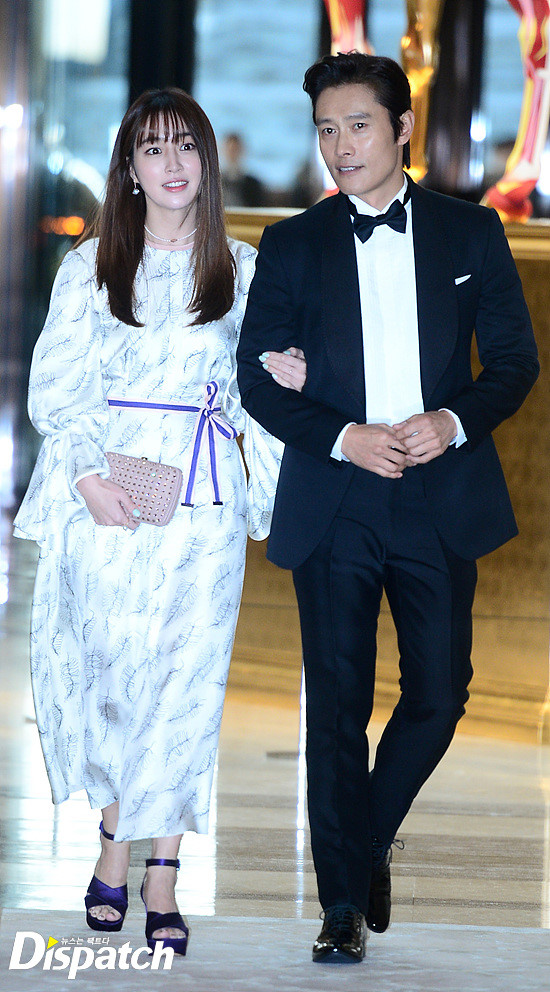 Mới đây, vợ chồng Lee Byung Hun - Lee Min Jung đã xuất hiện trong một sự kiện ở Seoul (Hàn Quốc). Ảnh đế xứ Hàn vẫn giữ được vẻ ngoài phong độ ở tuổi 47. Anh luôn thuộc top sao thực lực châu Á mặc cho bê bối đời tư.