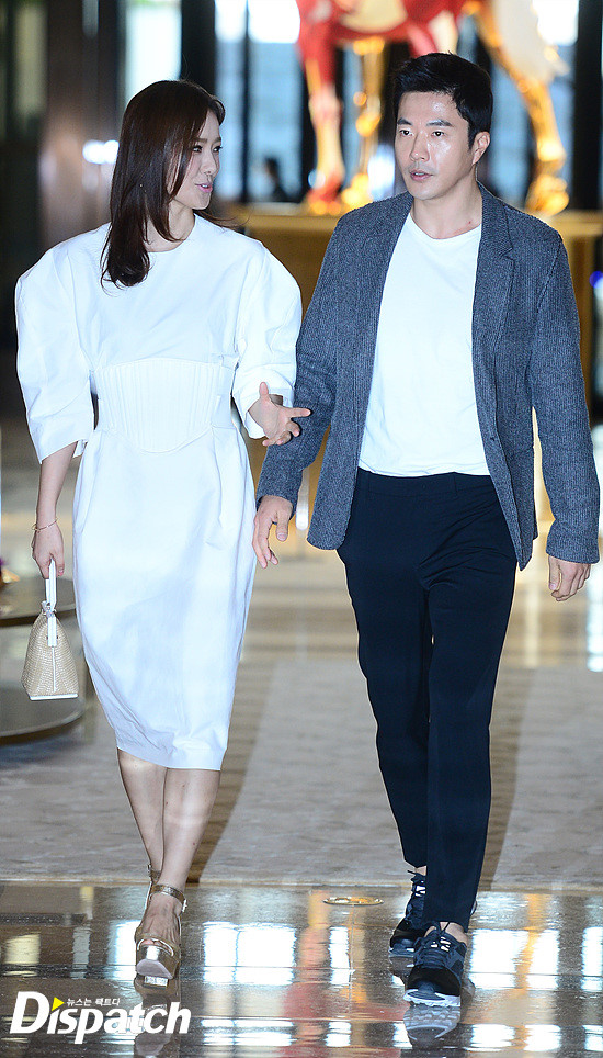 Tài tử Kwon Sang Woo xuất hiện cùng bà xã Son Tae Young. Sau kết hôn, sự nghiệp Kwon Sang Woo gần như tuột dốc không phanh. Anh đã khác xa thời kỳ hoàng kim với Nấc thang lên thiên đường.