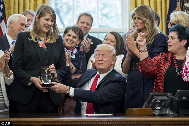 Tổng thống Donald Trump và Đệ nhất phu nhân đón các nhà giáo ưu tú tại Nhà Trắng. (Ảnh: AP)
