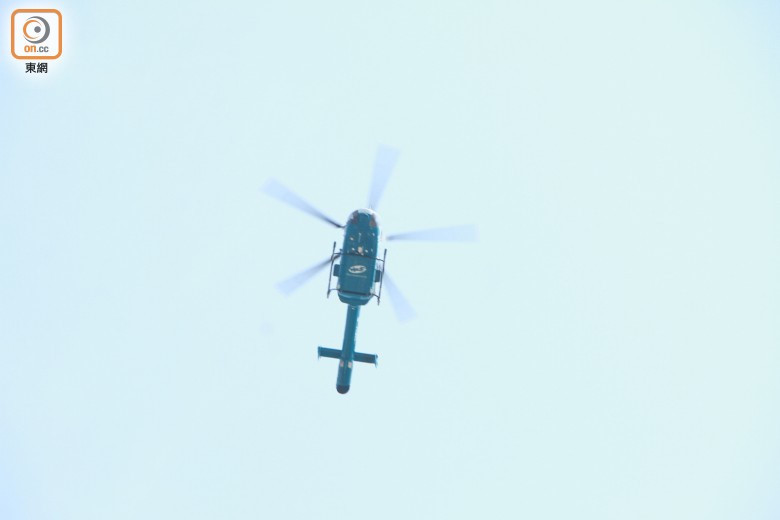 Chiều 18/4, trên tầng cao nhất của khách sạn xuất hiện chiếc phi cơ riêng. Theo thông tin từ On, Quách Phú Thành cố tình đón dâu bằng trực thăng để tránh gây chú ý. Đây được coi là màn rước dâu ấn tượng.