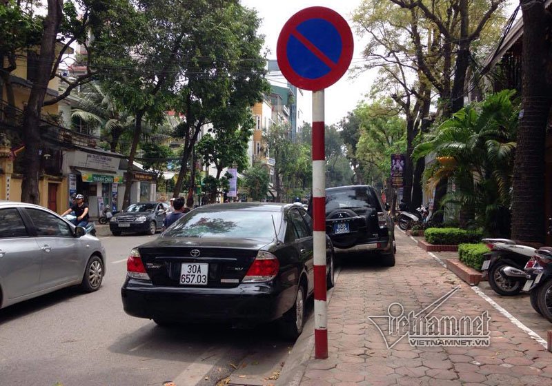 Dù Hà Nội đã triển khai lập lại trật tự đô thị được hơn 1 tháng, nhưng nhiều xe ô tô vẫn 