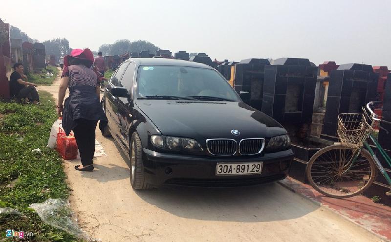 Một chiếc BMW cố gắng lách vào sát ngôi mộ của gia đình họ phía dưới chân đồi.