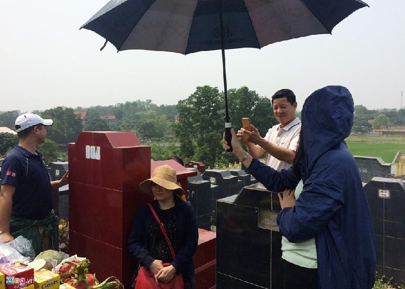 Gia đình anh Phan Mạnh Hùng ở phường Xuân Đỉnh (Hà Nội) lên nghĩa trang thắp hương tưởng nhớ người đã khuất. Anh cho biết từ nội thành lên đây mất hơn 2 giờ (gấp đôi bình thường) vì nhiều đoàn xe nối đuôi nhau rất đông trên quốc lộ 32.
