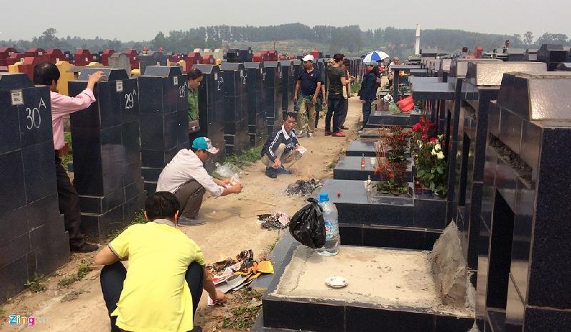 Theo quan niệm của người Việt Nam, dù ai đi đâu, ở đâu đến dịp Thanh minh tháng 3 âm lịch họ cũng cố gắng về với gia đình để được đi tảo mộ, cùng nhau ngồi bên mâm cơm sum họp gia đình.