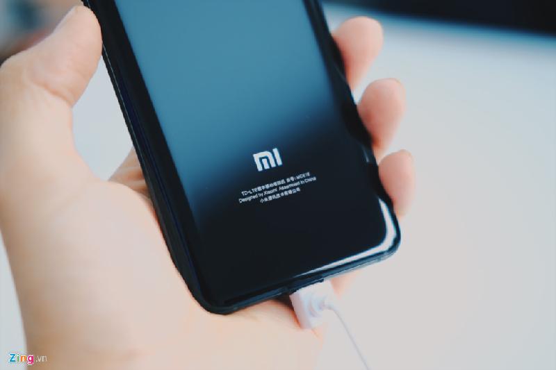 Mi 6 có phiên bản bộ nhớ trong 64 và 128 GB. Pin 3.350 mAh. Máy cũng được cải tiến khả năng kết nối với Wi-Fi MU MIMO 2 kênh, tăng tốc truy cập Internet qua Wi-Fi. 