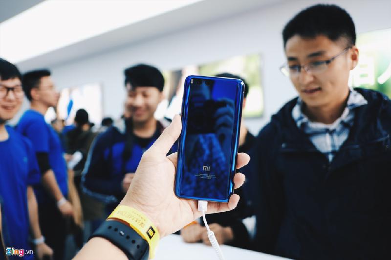 Tại Trung Quốc, Mi 6 phiên bản bộ nhớ 64 GB có giá 2.499 nhân dân tệ (khoảng 8,25 triệu đồng). Bản 128 GB có giá 2.899 nhân dân tệ (khoảng 9,56 triệu đồng). Bản vỏ gốm có giá 2,999 nhân dân tệ (tương đương 9,9 triệu đồng). Thời điểm Mi 6 chính hãng lên kệ tại Việt Nam và giá bán chưa được Xiaomi tiết lộ.