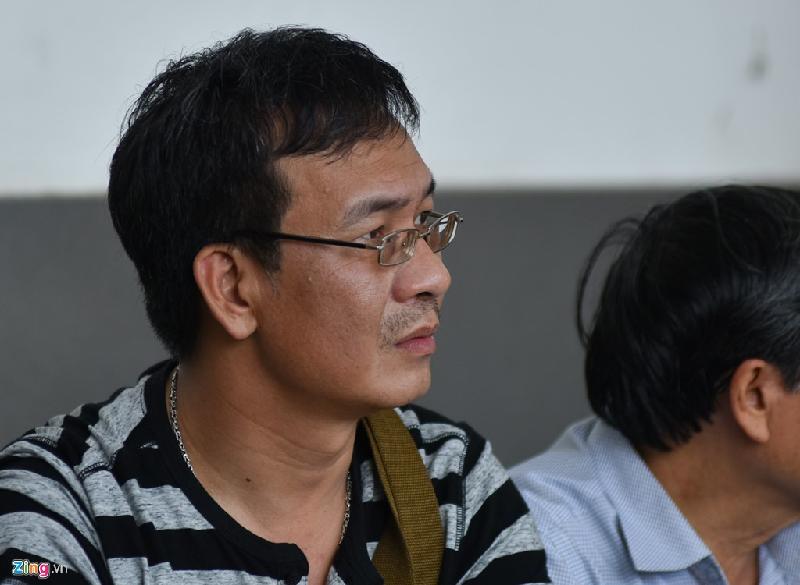 Diễn viên Đức Khuê ngồi lặng lẽ ở tang lễ nghệ sĩ Duy Thanh. 