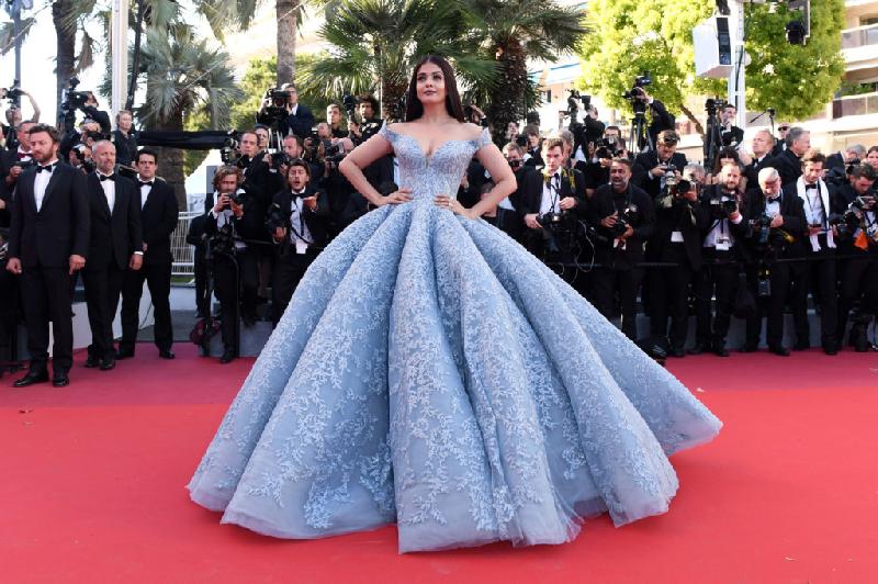 Một trong những khoảnh khắc ấn tượng nhất thảm đỏ LHP Cannes lần thứ 70 thuộc về Hoa hậu đẹp nhất mọi thời đại Aishwarya Rai. Diện bộ đầm bồng bềnh của nhà thiết kế Michael Cinco, mỹ nhân Ấn Độ được ví như công chúa Disney. 
