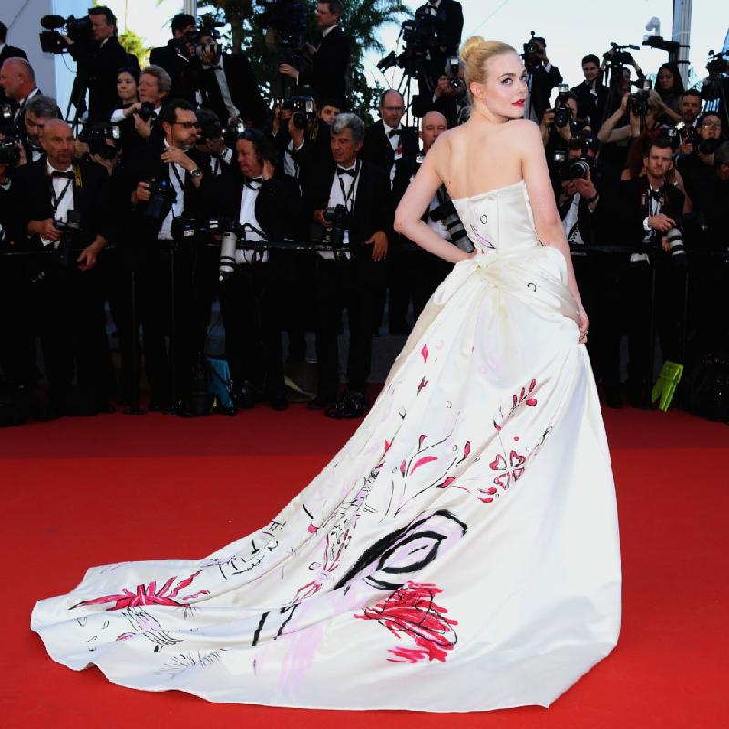 Elle Fanning có rất nhiều hình ảnh lung linh tại mùa Cannes năm nay, nhưng chiếc váy độc đáo nhất là mẫu thiết kế của của nhà mốt Vivienne Westwood. Họa tiết trên thân váy được vẽ hoàn toàn bằng tay. Đây là bộ đầm được may riêng cho nữ diễn viên 9X.