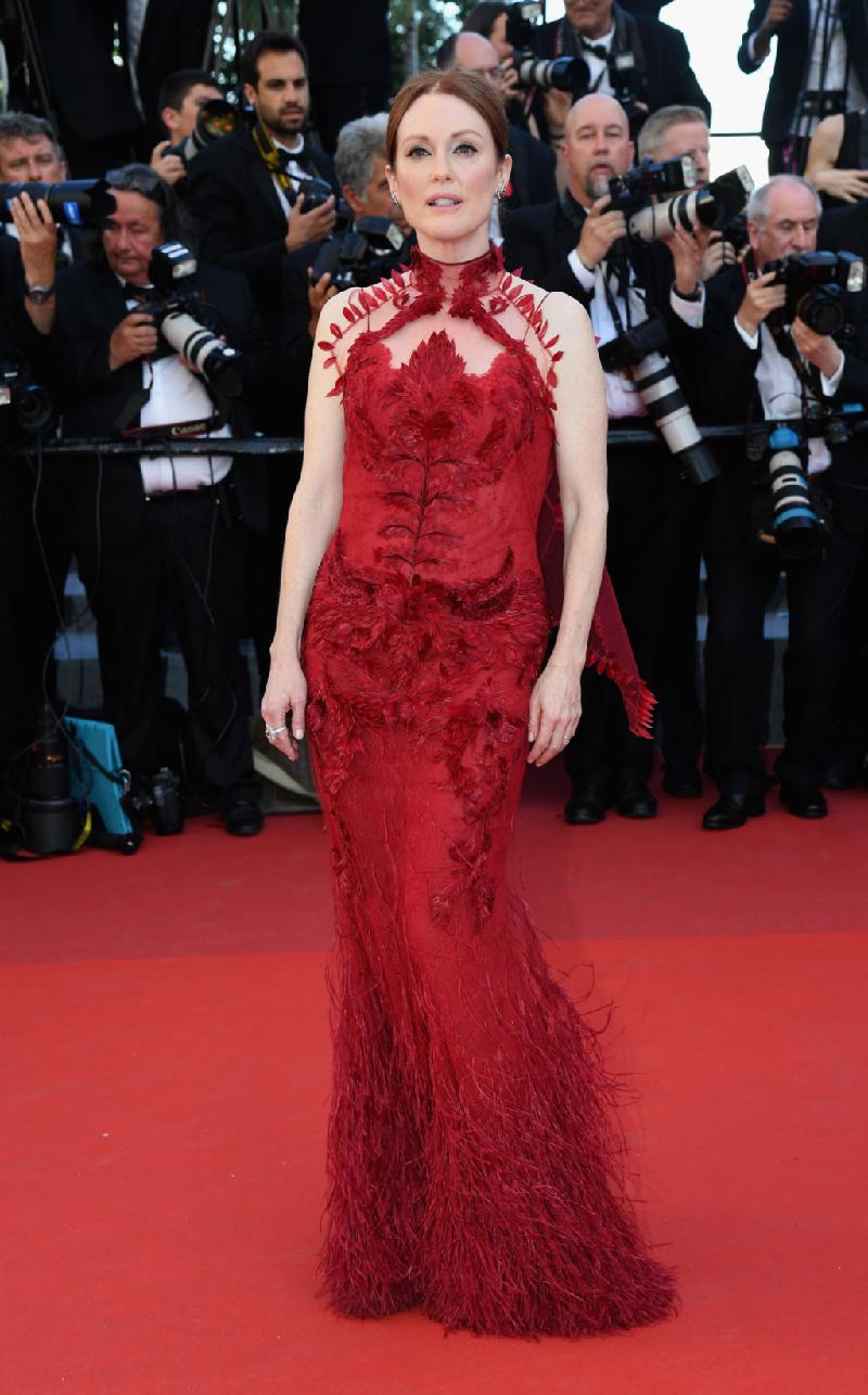 Julianne Moore đẹp sang trọng trong bộ đầm đính kết lông vũ Givenchy. Minh tinh 56 tuổi cũng là người chăm chút rất kỹ lưỡng vẻ bề ngoài mỗi lần xuất hiện trên thảm đỏ sự kiện lớn. 
