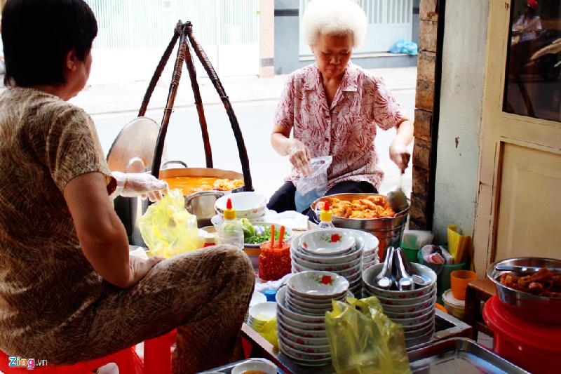 Bánh canh cô Tóc Bạc, bánh canh 60 phút hay bánh canh Nguyễn Phi Khanh là tên gọi của quán bán món ăn này trên đường cùng tên ở quận 1. Quán bán từ 15h, song từ 14h30, đã có hàng loạt khách chờ quán mở cửa.