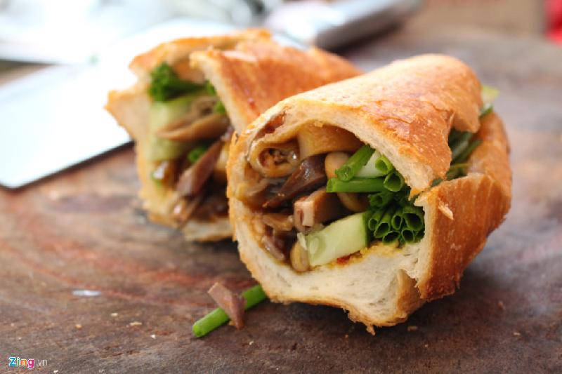 Bánh mì phá lấu Tiều là một trong những biến tấu của món ăn này của cộng đồng người Hoa, Chợ Lớn. Một ổ bánh mì như trong hình có giá 20.000 đồng.