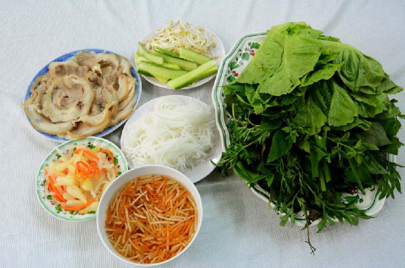 Thịt cuốn bánh tráng Trảng Bàng có nguồn gốc từ Tây Ninh. Khi gia nhập vào làng ẩm thực Sài Gòn, món cuốn với vị thanh, mát cùng nhiều loại rau sống đi kèm nhanh chóng chiếm vị trí nhất định trong lòng thực khách. Ảnh: Lê Quân.
