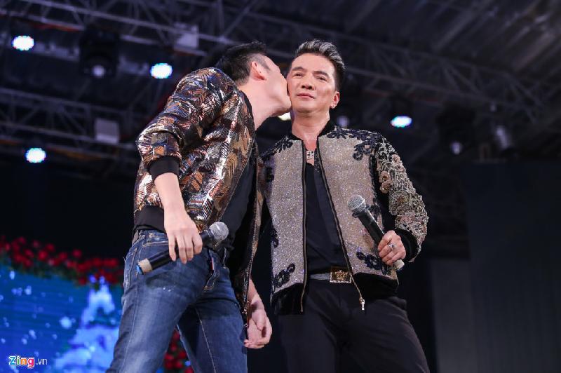 Tham gia đêm nhạc Lời tình mùa đông của Đàm Vĩnh Hưng diễn ra vào tháng 12/2016 ở TP.HCM, Dương Triệu Vũ đã thể hiện tình cảm cho đàn anh bằng một nụ hôn. Trong khi đó, Đàm Vĩnh Hưng cười tươi, đón nhận 
