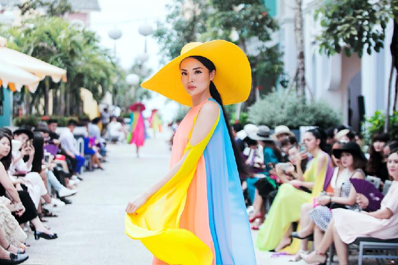 Hoa hậu Kỳ Duyên kiêu sa catwalk giữa dàn chân dài