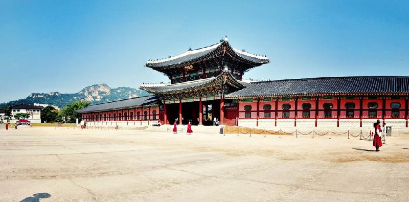 1. Tour tham quan chuỗi cung điện ở Seoul: Thủ đô Hàn Quốc là một thành phố của các cung điện, với 5 di tích hoàng cung cổ. Gyeongbokgung là hoàng cung lớn nhất. Tên gọi của cung có nghĩa là Cảnh Phúc Cung - Cung điện được trời cao ban phước. Gyeongbokgung giống như một khu phức hợp, dễ khiến du khách liên tưởng tới hình ảnh Tử Cấm Thành của Trung Quốc nhưng nhỏ và yên tĩnh hơn. 4 cung điện Changdeokgung, Cheonggyeonggung, Deoksugung, và Gyeonhuigung đủ để thỏa mãn ước nguyện ngắm cảnh, tìm hiểu lịch sử của bạn. Ảnh: Juanechavarria.