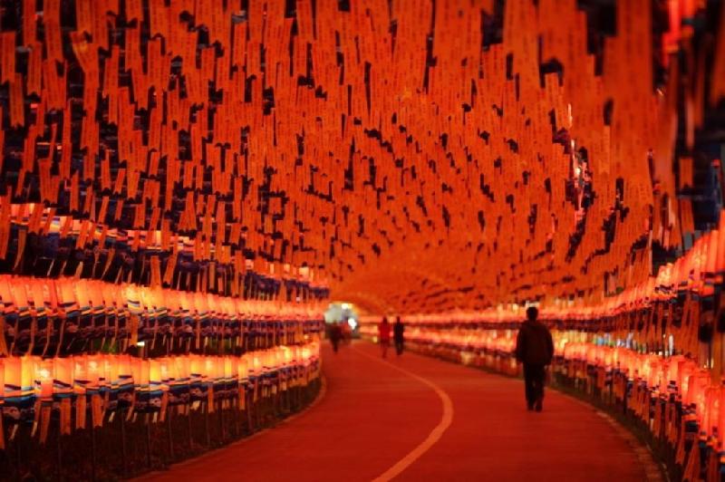 10. Lễ hội đèn lồng Jinju: Tháng 10 hàng năm, Jinju (tỉnh Gyeongnam) biến thành thành phố của ánh sáng khi hàng nghìn chiếc đèn lồng trôi dọc sông Namgan. Lễ hội đèn lồng lớn nhất Hàn Quốc được coi là dịp để tưởng niệm những người đã thiệt mạng trong cuộc chiến tranh Hàn Quốc - Nhật Bản trước đây. Ảnh: Blogspot.