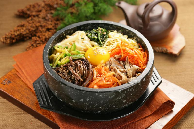 15. Ăn bibimbap ở Jeonju: Cơm trộn bibimbap thuộc danh sách những món ăn nổi bật đến từ xứ sở kim chi, kết hợp giữa rau, trứng rán, và sốt cay gochungjang. Bạn có thể dễ dàng tìm thấy một quán bán bibimbap ở mọi nơi ở Hàn Quốc. Thậm chí ở quê hương của món ăn, Jeonju, người ta còn tổ chức lễ hội bibimbap. Ảnh: Soulofkorea.