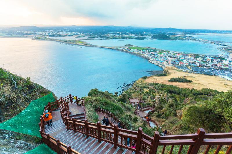 17. Thăm đảo Jeju: Chắc chắn là địa điểm du lịch quen thuộc nhất chỉ sau Seoul, Jeju còn được gọi là Hawaii của Hàn Quốc. Jeju chinh phục trái tim du khách nhờ phong cảnh mỹ lệ, từ ngọn núi lửa hình khiên Hallasan, hang động nham thạch Manjanggul, miệng núi lửa Sangumburi, cho đến các bãi biển và thác nước ấn tượng. Ảnh: Asiadaytrips.