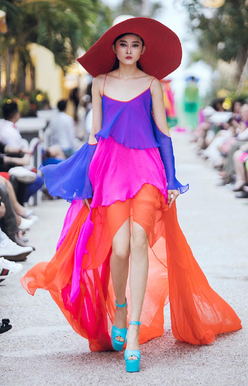 Kim Nhung ấn tượng trong thiết kế nhiều màu. Chất liệu voan mềm mại tôn vẻ nữ tính, duyên dáng của người mặc. Thiết kế xẻ cân đối khoe khéo đôi chân dài. 