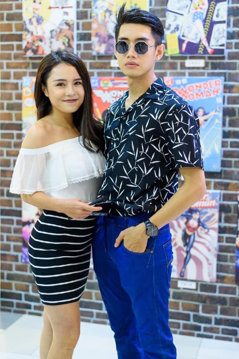 Cặp đôi Quang Đăng và Thái Trinh tình tứ đi xem phim. Từ khi công khai tình yêu, họ luôn quấn quýt bên nhau như hình với bóng.