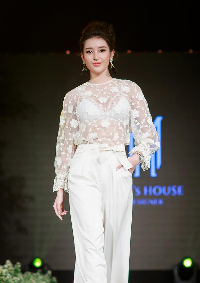 Tại sự kiện, Huyền My còn đảm nhận vai trò người mẫu, trình diễn bộ đồ trắng - kết hợp giữa quần suông rộng cá tính và áo ren trong suốt. 