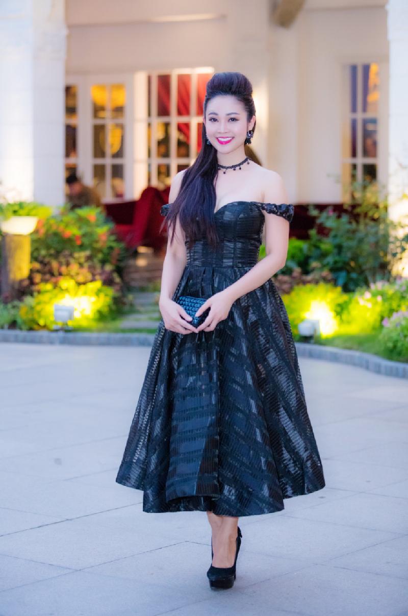 MC Thùy Linh chọn bộ đầm xòe nữ tính. Tuy nhiên, trang phục càng làm lộ chiều cao khiêm tốn của cô. 
