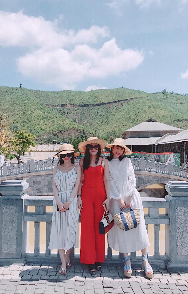 Vào dịp lễ, nữ diễn viên Angela Phương Trinh đã có chuyến du lịch ở Đà Nẵng cùng mẹ, em gái và những người bạn thân thiết. 