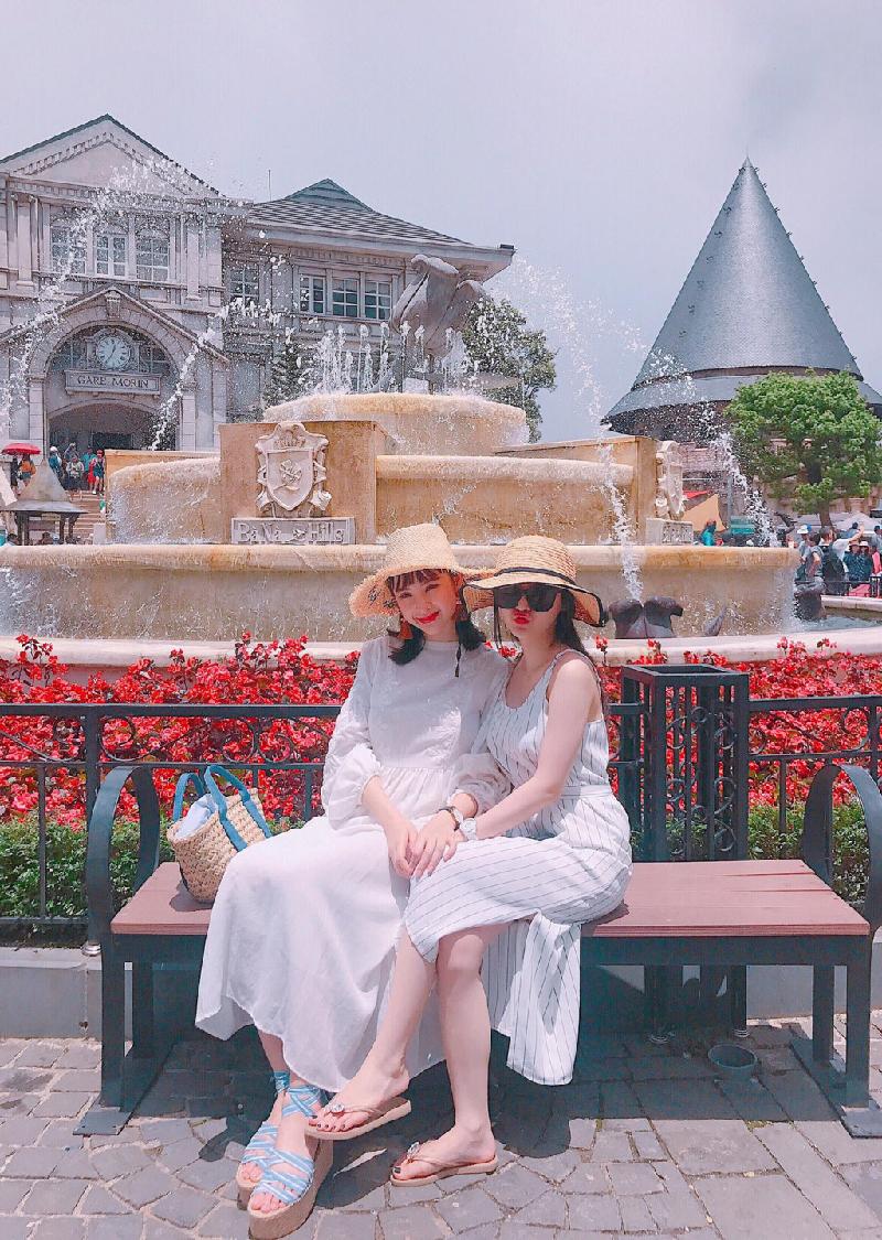 Phương Trinh và em gái Phương Trang. Cả hai chị em đều cùng diện váy dài tông trắng kết hợp cùng nón rộng vành đúng phong cách mùa hè.  