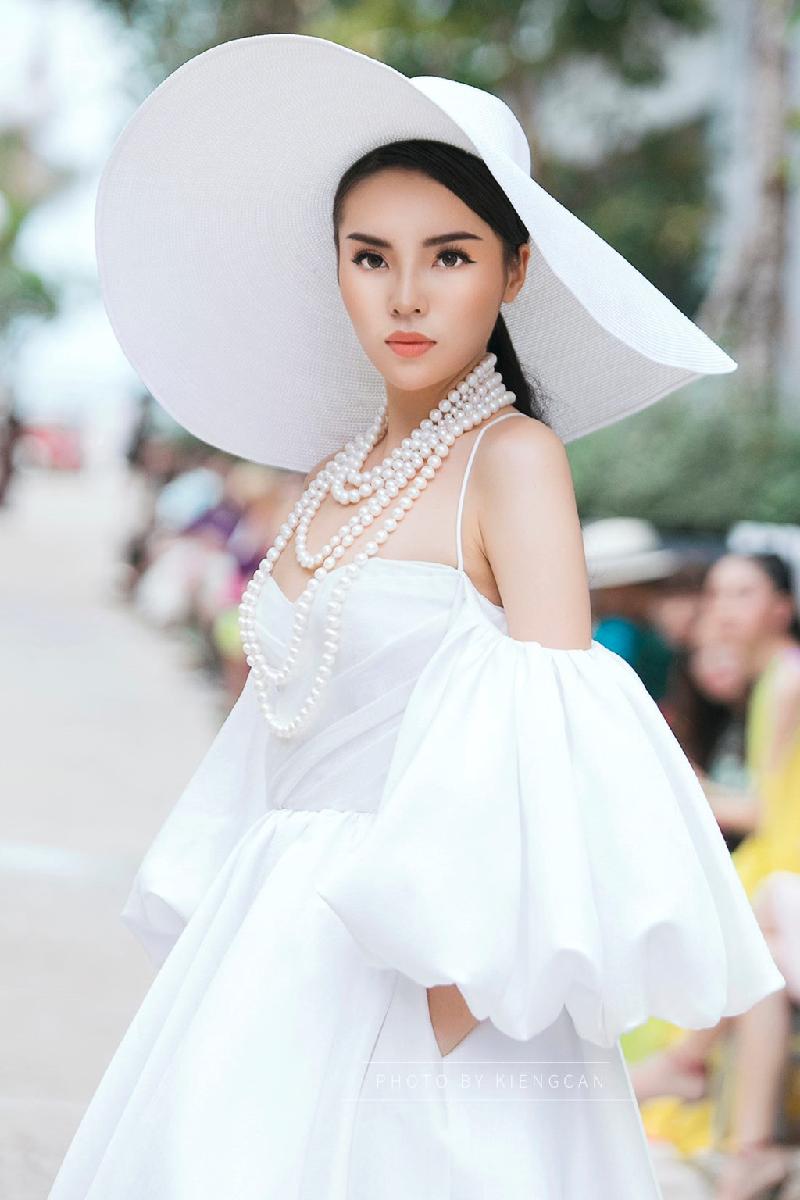 Cựu hoa hậu Nguyễn Cao Kỳ Duyên sang trọng trong bộ đầm đổ va kết hợp mũ rộng vành.