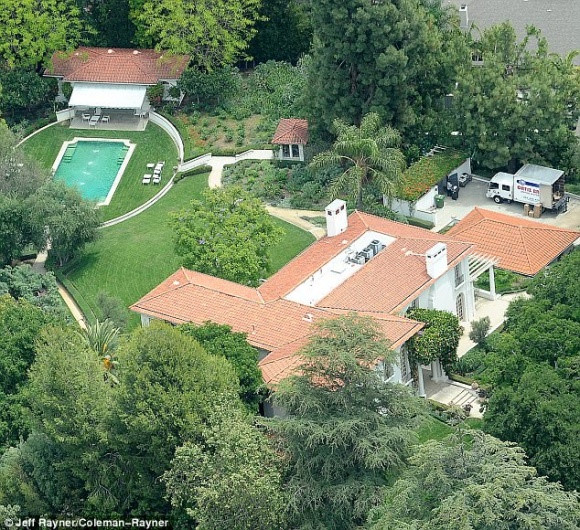 Ngôi nhà Angelina Jolie mới mua ở Los Angeles chỉ cách nơi ở hiện nay của Brad Pitt khoảng hơn một cây số. Lý do cho sự trùng hợp này không đuợc nữ diễn viên tiết lộ. Tuy nhiên, theo nhiều nguồn tin thân cận cho biết, nữ diễn viên hy vọng ở gần nhau sẽ thuận tiện các con có cơ hội gần gũi cha của chúng hơn. Mới đây, Jolie đã chuyển nhiều đồ đạc về căn nhà để về đây sống.  