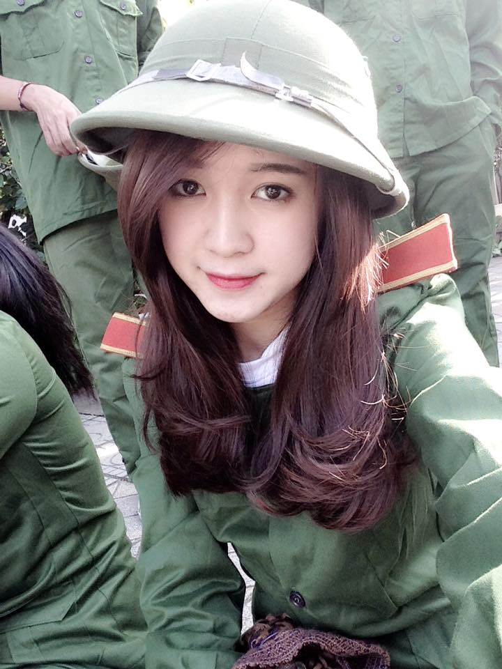 Trong trang phục học quân sự tại trường, gương mặt đại diện của Đại học Thăng Long vẫn khá nổi bật, xinh đẹp.