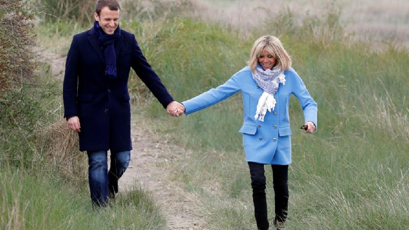Trong quá trình phát triển sự nghiệp, Macron vẫn không quên lời hứa của mình hồi 17 tuổi. Năm 2006, bà Brigitte Trogneux ly hôn. Một năm sau, họ quyết định nên duyên vợ chồng. Ảnh: 