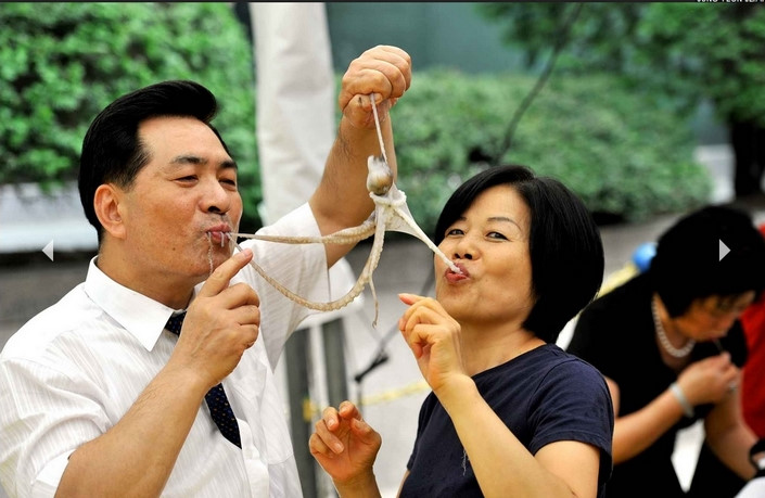 Sannakji là một đặc sản nổi tiếng của Hàn Quốc. Trong đó, bạch tuộc sống được ăn cả con hoặc cắt nhỏ và thưởng thức khi các xúc tu vẫn còn ngoe nguẩy. Ảnh: Desencyclopedie.