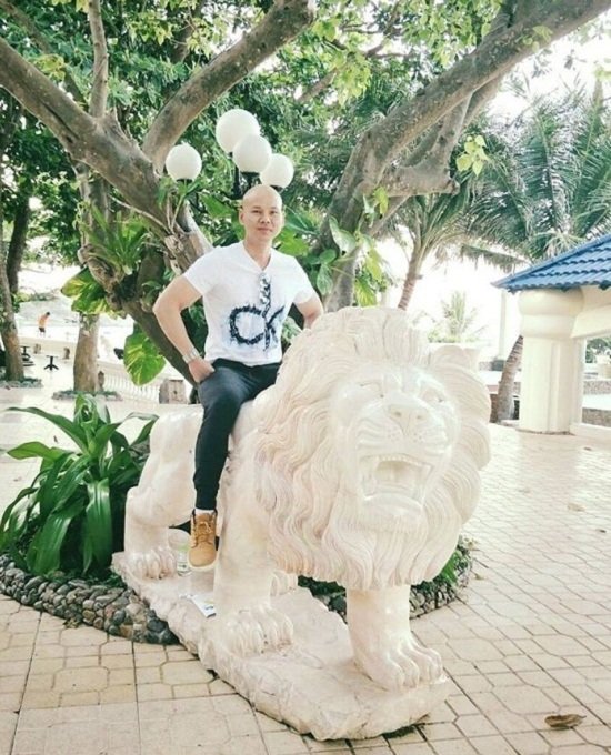 Ca sĩ Phan Đinh Tùng tận hưởng chuyến du lịch nghỉ dưỡng cùng gia đình tại Vũng Tàu. Anh đăng tải bức hình lưu niệm cùng dòng chú thích: “Cưỡi ngựa hay cưỡi sư tử hợp hơn cả nhà ơi?”.