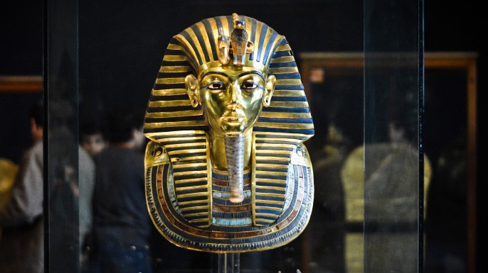 Du khách sẽ được chiêm ngưỡng chiếc mặt nạ vàng của Hoàng đế Tutankhamun, được trang trí với ngọc lam, đá lapis và san hô. Bên cạnh đó, bảo tàng còn trưng bày xác ướp và đồ trang sức trong mộ. Tuy nhiên những món đồ vô giá này nằm trong một phòng riêng biệt và không được phép chụp ảnh. Ảnh: History.