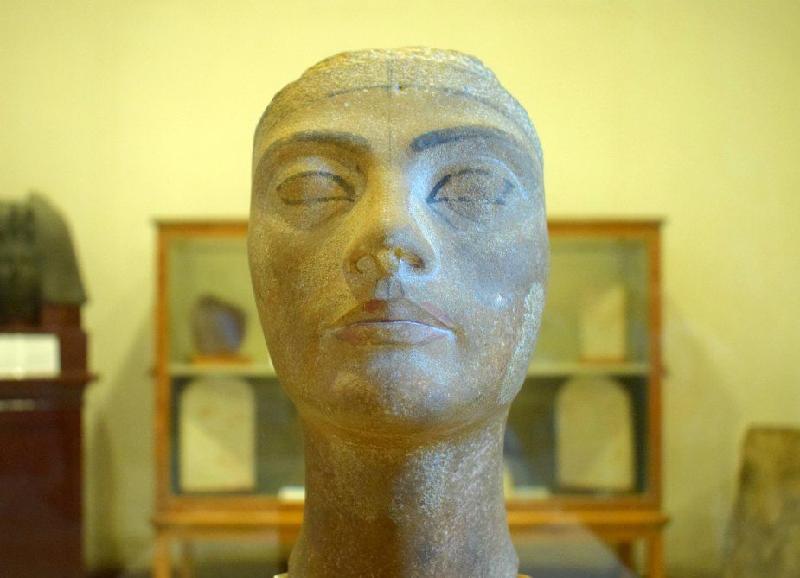 Chân dung duy nhất còn lại của Nefertiti - hoàng hậu của Pharaon Akhenaten. Hai người đều sùng bái thần Aten - chiếc đĩa mặt trời trong tín ngưỡng Ai Cập cổ đại. Ảnh: Worldtravelfamily.