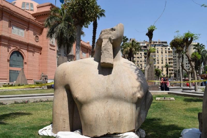 Nền văn hóa và văn minh Ai Cập có phạm vi rộng lớn, các hiện vật mới liên tục được phát hiện. Khám phá mới đây nhất là tượng Pharaoh Psammetich I, được khai quật ở ngoại ô Cairo, hiện nay trưng bày phía trước bảo tàng. Ảnh:Worldtravelfamily.
