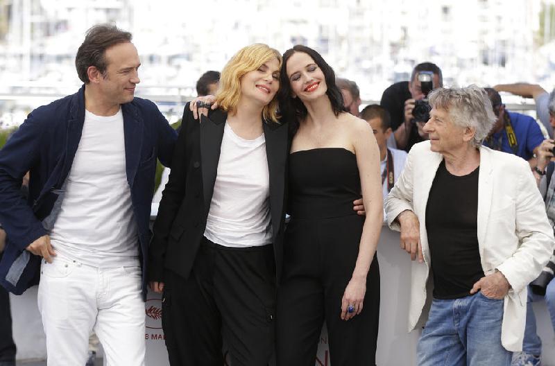 Từ trái qua phải, đoàn phim gồm tài tử Vincent Perez, diễn viên Emmanuelle Seigner, Eva Green và đạo diễn Roman Polanski. Người chấp bút cho bản gốc là Delphine de Vigan cũng tới dự. 