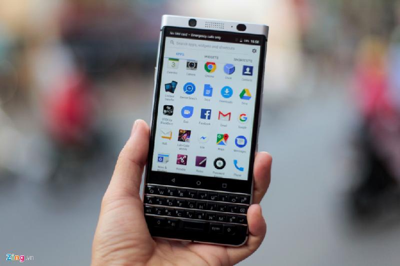 BlackBerry KeyOne chạy hệ điều hành Android 7.1, cài sẵn Google Play Store và BlackBerry Hub. Đây là chi tiết được fan của Dâu đen mong chờ từ lâu. Một smartphone của Blackberry với bàn phím QWERTY, hệ điều hành Android. Đáng tiếc là phần cứng của máy đã không còn do BlackBerry sản xuất. 