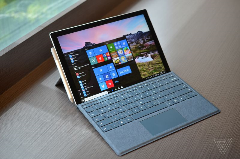 Microsoft vừa giới thiệu mẫu Surface Pro mới. Trong khi nhiều người kỳ vọng nó mang tên gọi Surface Pro 5, hãng chỉ gọi tên sản phẩm đơn giản là Surface Pro. Nhìn bên ngoài, nó khá giống Surface Pro 4. Mặc dù vậy, nó có đến 800 điểm điểm cải tiến, theo trưởng nhóm phát triển sản phẩm Surface của Microsoft: Panos Panay. 