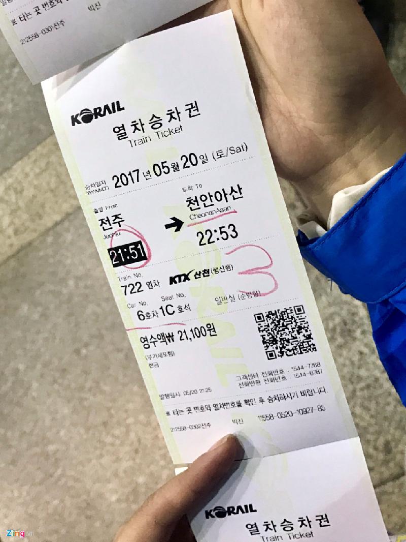 Toàn bộ thông tin chuyến đi được in đầy đủ trên vé như ngày tháng, mã QR để kiểm tra điểm đi và đến, toa tàu 722, số ghế 1C, giá vé 21.100 won, giờ xuất phát là 21h51 và giờ đến là 22h53...