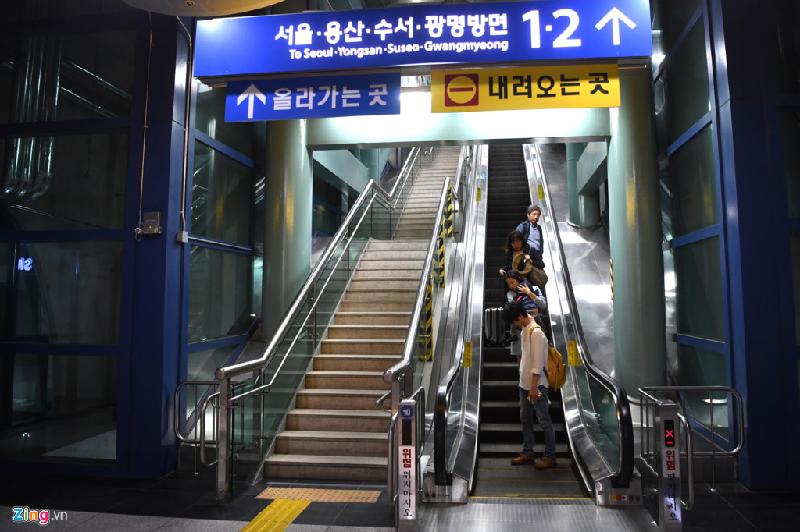 Hành khách lên xuống giữa các tầng có thể lựa chọn thang máy, cầu thang điện hoặc cầu thang bộ.