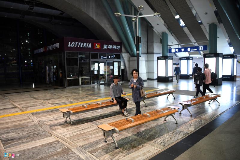 Các ghế chờ trong khu vực nhà ga phía dưới tiện nghi, hiện đại; thậm chí còn hơn cả tại sân bay.