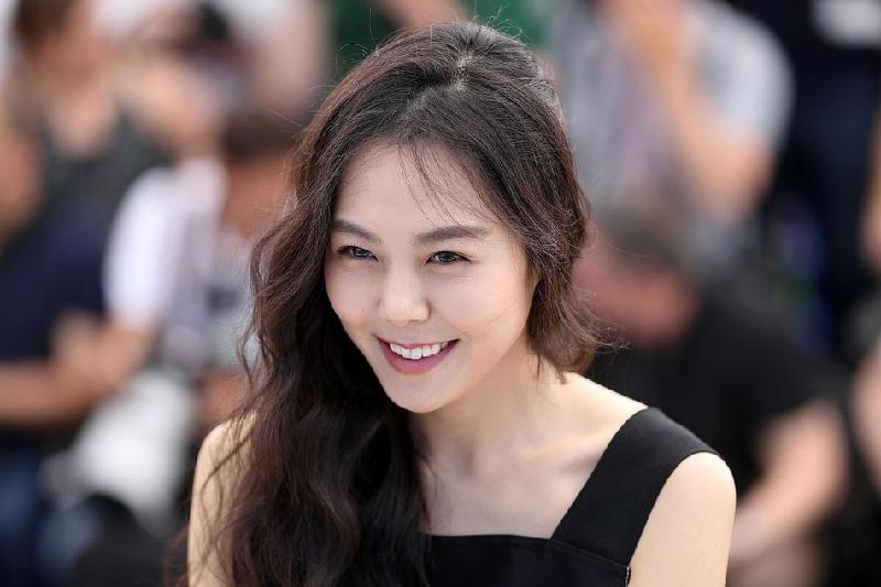 Kim Min Hee là diễn viên có tiếng của Hàn Quốc. Cô từng hẹn hò những mỹ nam màn ảnh như Lee Jung Jae, Lee Soo Hyuk, Jo In Sung.