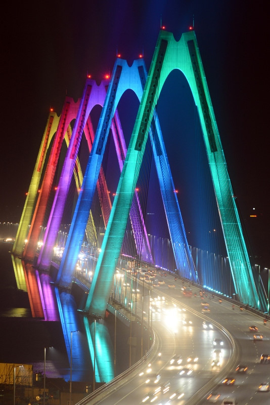 Hệ thống chiếu sáng trên cầu Nhật Tân - một trong những cơ sở hạ tầng giao thông hiện đại nhất của thủ đô.
