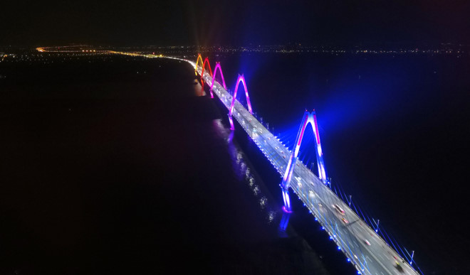 Cây cầu dài 3,7 km “thay áo” với hệ thống đèn LED rực rỡ.