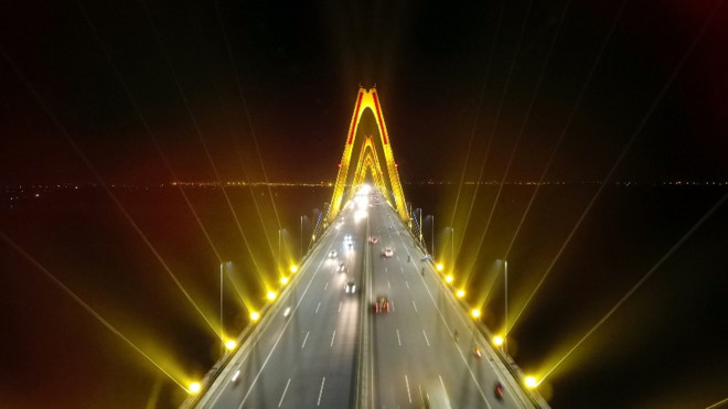 Cầu Nhật Tân 'khoác áo mới' với hệ thống chiếu sáng 16 triệu gam màu