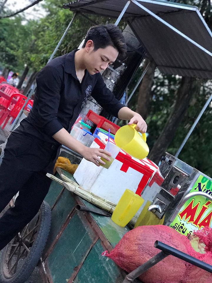 Theo tìm hiểu, chàng trai này có tên là Hà Minh Trí đang sinh sống và làm việc tại Hà Nội. Với ngoại hình điển trai, hiện Trí đang sở hữu hơn 10.000 người theo dõi trên trang cá nhân.